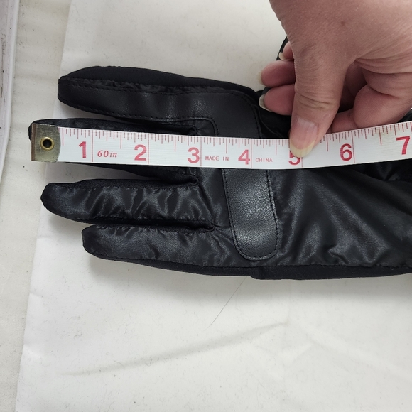 Isotoner Sleek Heat Women's Black Glove L/XL - Picture 9 of 12